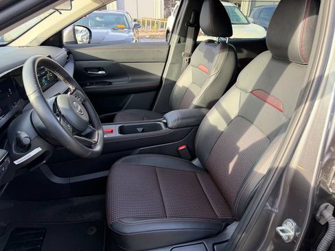 Certified 2025 Nissan Kicks SR FWD image 10