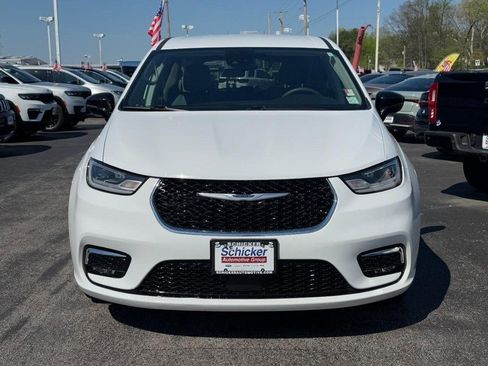 Used 2024 Chrysler Pacifica Touring-L FWD image 9