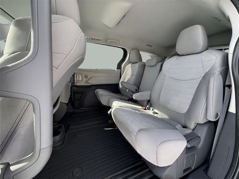 Used 2021 Toyota Sienna LE image 22