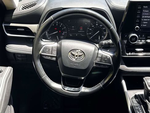 Used 2021 Toyota Highlander XLE AWD/4WD image 13