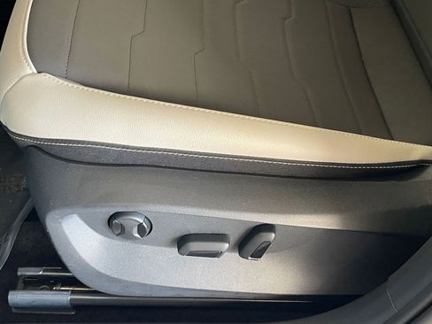 Used 2025 Volkswagen Taos SE image 23