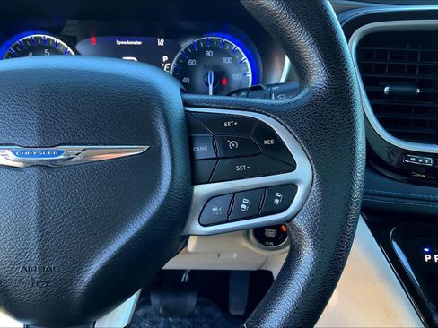 Used 2021 Chrysler Pacifica Touring image 22