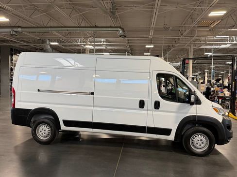 Used 2024 RAM ProMaster 2500 w/ Convenience Group FWD image 5