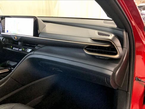 Used 2025 Toyota Crown Signia w/ Advanced Technology Package image 18