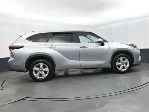 Used 2025 Toyota Highlander LE FWD image 4