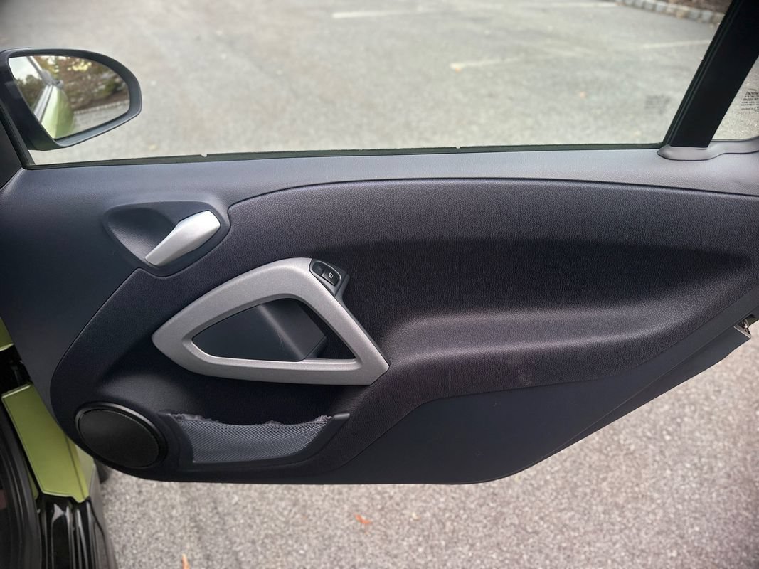 Used 2012 smart fortwo passion RWD image 14