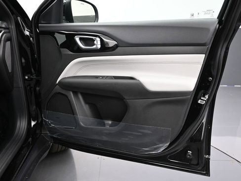 Used 2025 Jeep Compass Limited image 17