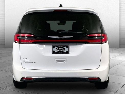 Used 2023 Chrysler Pacifica Touring-L FWD image 3