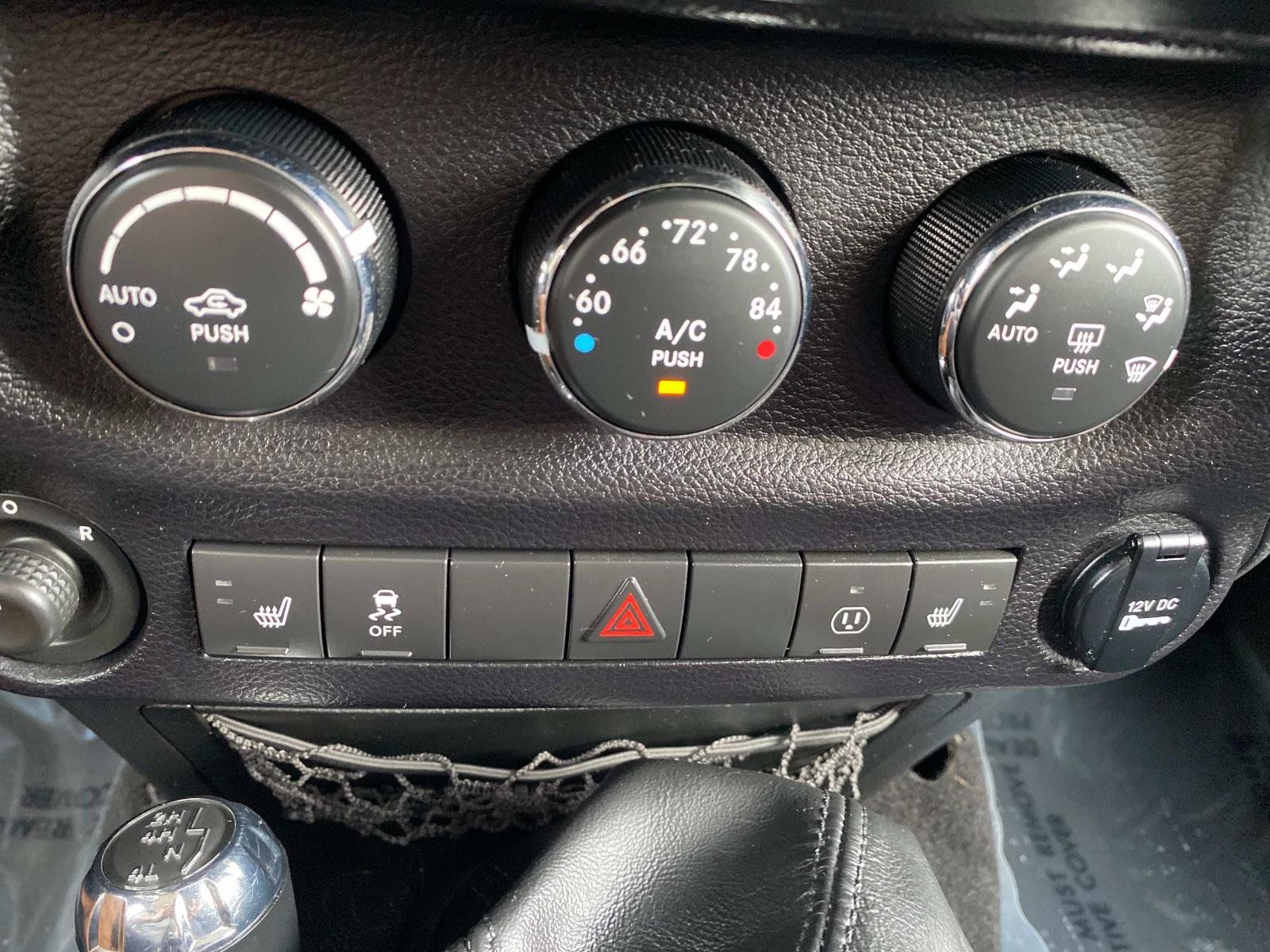 Used 2014 Jeep Wrangler Unlimited Sahara w/ Connectivity Group AWD/4WD image 15