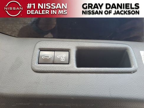 Used 2021 Toyota Venza LE image 9