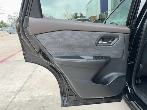 Used 2021 Nissan Rogue SV image 14