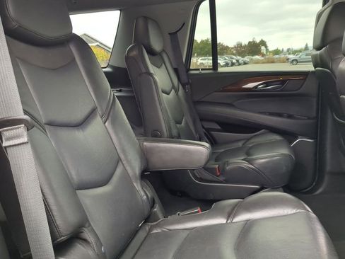 Used 2019 Cadillac Escalade Luxury image 7