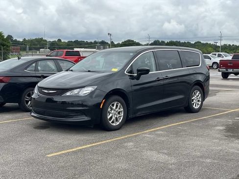 Used 2023 Chrysler Voyager LX FWD image 7