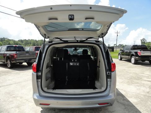 Used 2017 Chrysler Pacifica LX FWD image 16