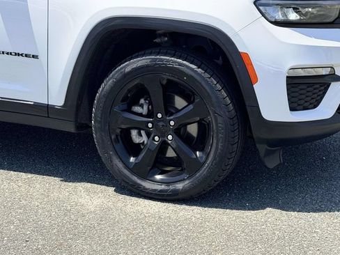 Used 2023 Jeep Grand Cherokee Limited w/ Black Appearance Package AWD/4WD image 7