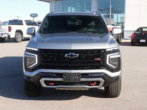 Used 2025 Chevrolet Suburban Z71 image 2