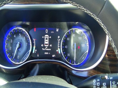 Used 2026 Chrysler Pacifica Limited FWD image 26