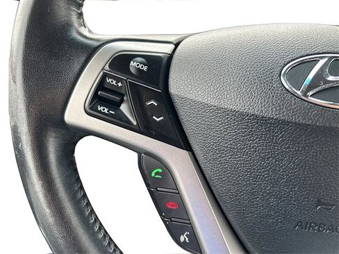 Used 2017 Hyundai Veloster FWD image 33
