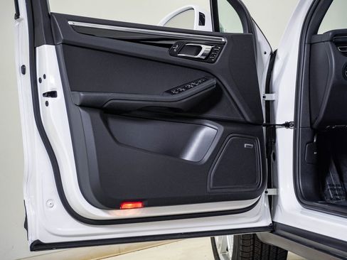 Certified 2025 Porsche Macan image 24