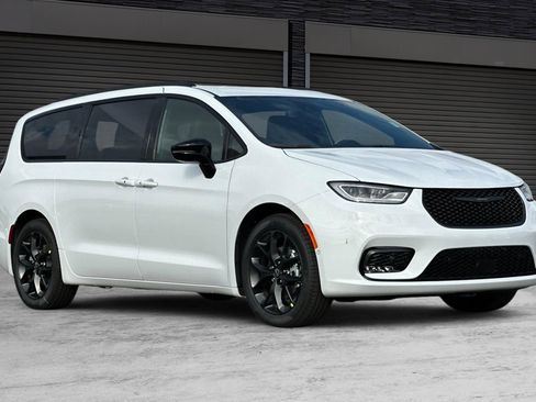 New 2026 Chrysler Pacifica Select image 2