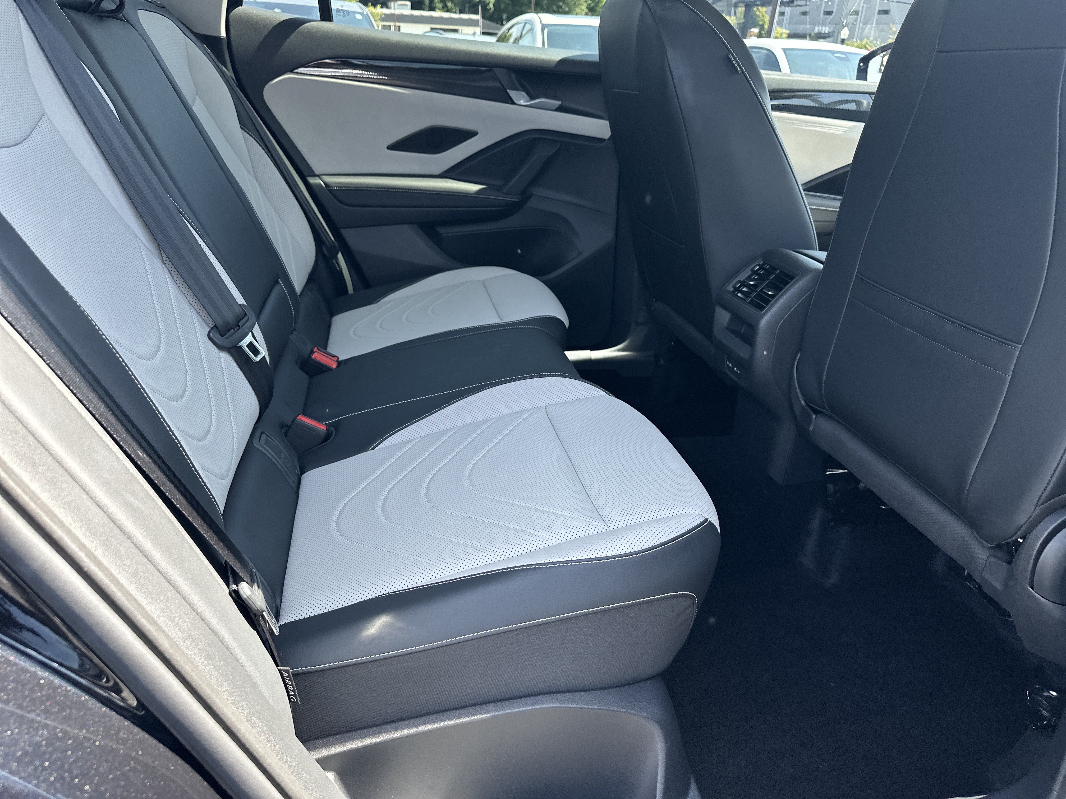 Used 2025 Volkswagen Tiguan SE FWD image 17