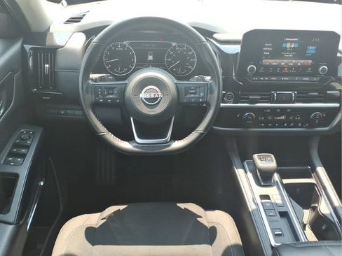 Used 2024 Nissan Pathfinder SV FWD image 4