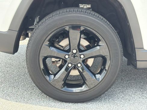 Used 2023 Jeep Grand Cherokee Altitude RWD image 17