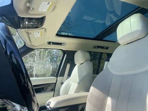 Used 2023 Land Rover Range Rover SE image 3