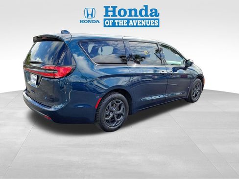 Used 2022 Chrysler Pacifica Touring-L w/ S Appearance Package image 4