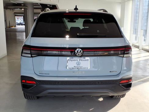 Used 2025 Volkswagen Taos SE image 5
