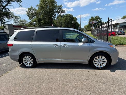 Used 2016 Toyota Sienna XLE w/ Protection Package AWD/4WD image 4
