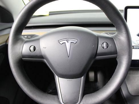Used 2021 Tesla Model 3 Standard Range Plus image 12