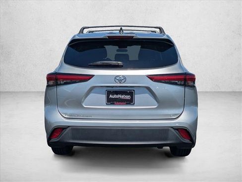 Used 2022 Toyota Highlander LE FWD image 7