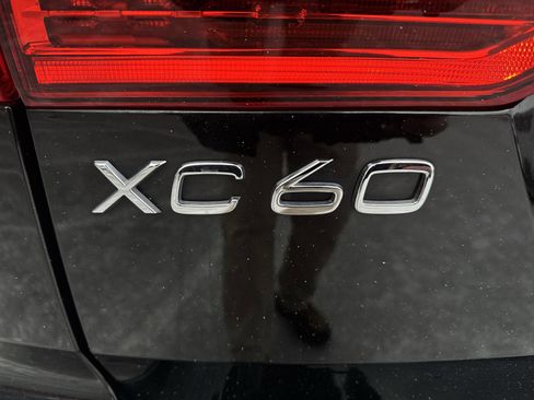 Used 2023 Volvo XC60 B5 Core image 33
