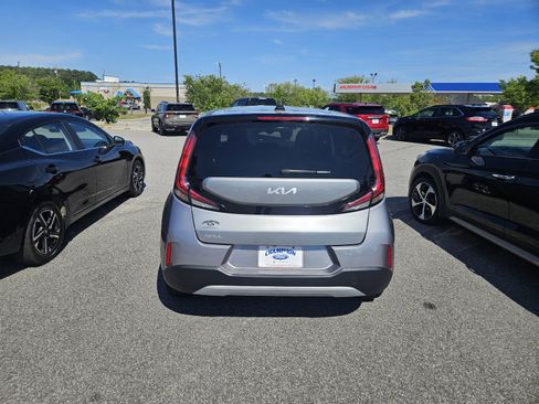 Used 2025 Kia Soul LX w/ LX Technology Package FWD image 4