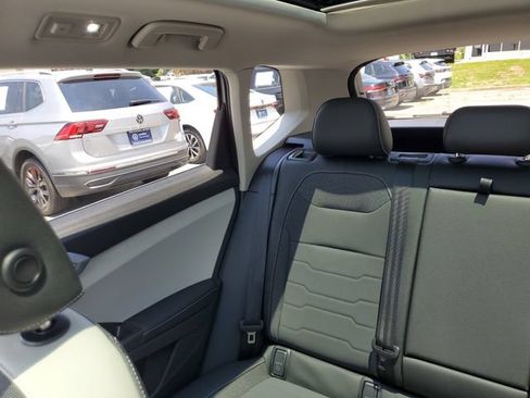 Used 2025 Volkswagen Taos SE w/ Panoramic Sunroof Package FWD image 10
