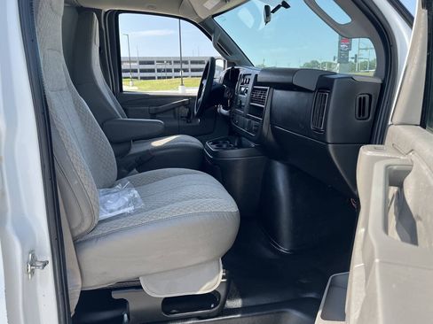 Used 2016 Chevrolet Express 2500 RWD image 9