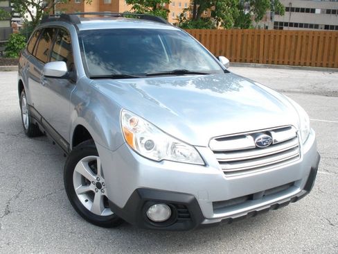 Used 2013 Subaru Outback 2.5i Premium AWD/4WD image 2