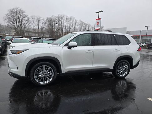 Used 2024 Toyota Grand Highlander Platinum image 3
