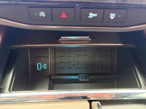 Used 2024 Ford Expedition Limited image 19