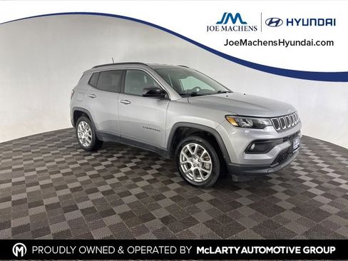Used 2023 Jeep Compass Latitude image 2