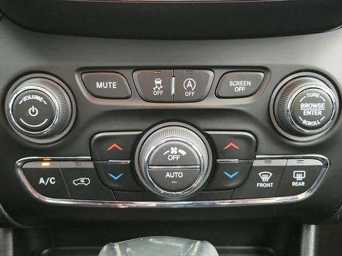 Used 2021 Jeep Cherokee Trailhawk w/ Trailer Tow Group AWD/4WD image 18