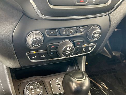 Used 2022 Jeep Cherokee Trailhawk AWD/4WD image 15
