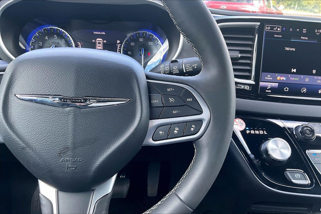 Used 2025 Chrysler Pacifica Select FWD image 12