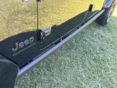 New 2025 Jeep Gladiator Willys image 18