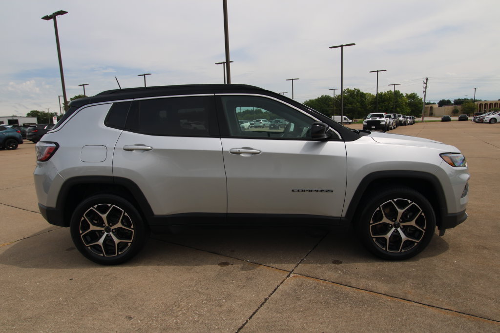 Used 2025 Jeep Compass Limited AWD/4WD image 4