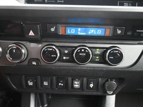 Used 2017 Toyota Tacoma TRD Off-Road w/ Premium & Technology Package AWD/4WD image 20