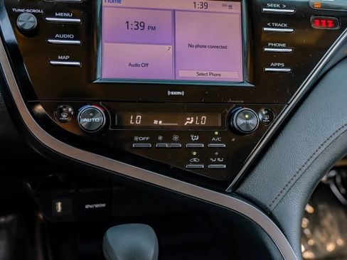 Used 2020 Toyota Camry LE image 28