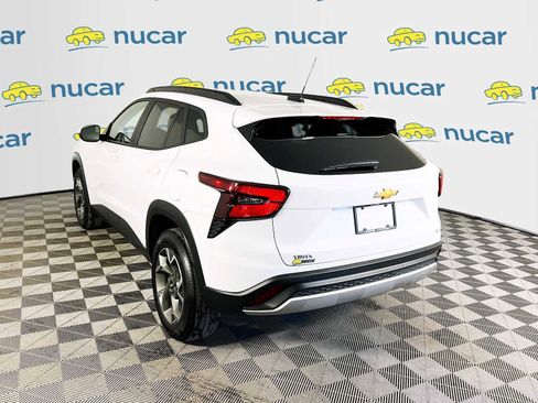 Used 2025 Chevrolet Trax LT w/ LT Convenience Package image 5