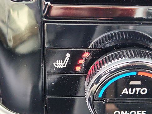 Used 2022 Nissan Rogue SV w/ SV Premium Package image 24